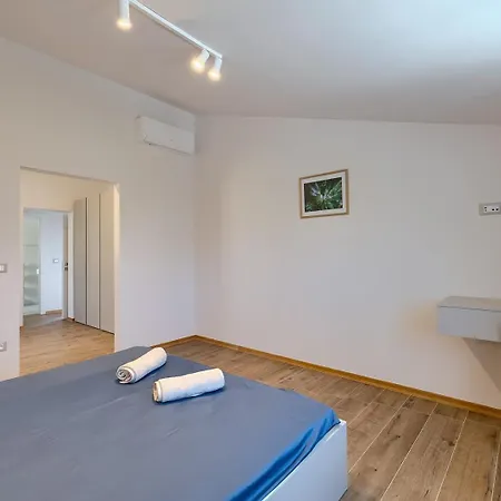 Nimi Villa *